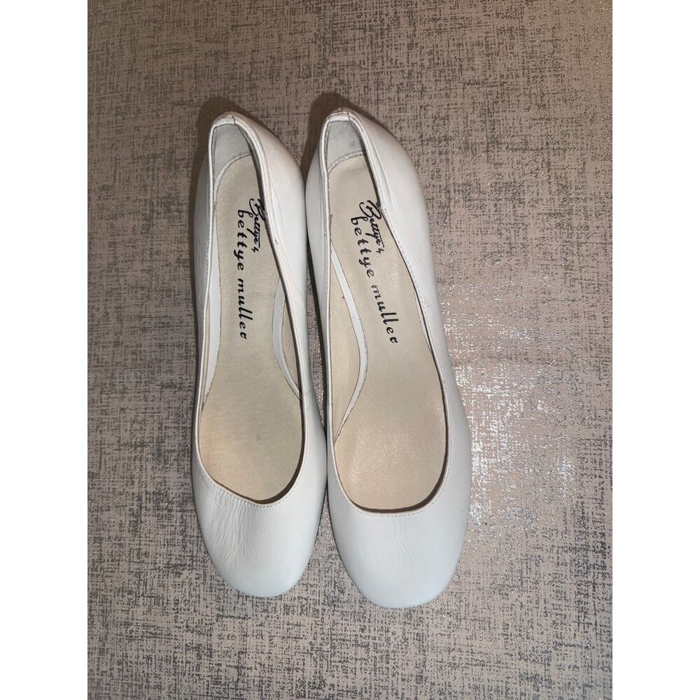 Bettye Muller White Leather Block Heel Pumps - Picture 10 of 13
